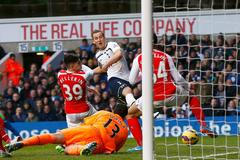 Harry Kane z Tottenhamu střílí gól Arsenalu