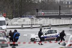 Džihádista drží rukojmí v Paříži