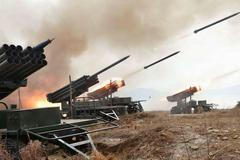 Armáda zůstává pro režim na prvním místě. Snímek z nedávného vojenského cvičení, které osobně sledoval Kim Čong-un.