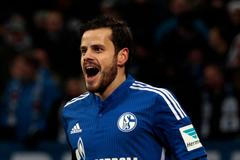 Tranquillo Barnetta ze Schalke 04 slaví gól v síti Borussie Mönchengladbach.