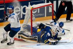 Hokej, MS 2013, Švédsko - Finsko: Jhonas Enroth - Niklas Hagman (vlevo) a Juha-Pekka Hytönen