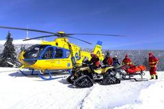 Záchranáři - sníh - sjezdovka - lyžař