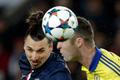 LM, PSG-Chelsea: Zlatan Ibrahimovic (vlevo) - Gary Cahill