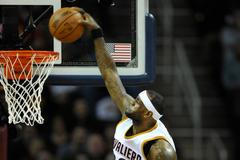 LeBron James z Clevelandu smečuje do koše