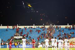 VIDEO Vrtulník zasahuje proti rozvášněným fanouškům