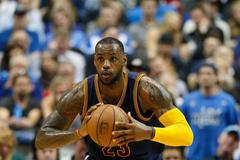 NBA: Cleveland Cavaliers at Dallas Mavericks (LeBron James bez čelenky)