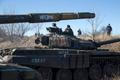 Tank doněckých separatistů u cesty z Vuhlehirsku do Debalceve