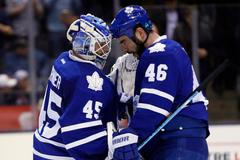 NHL, Toronto: Jonathan Bernier (45) a Roman Polák (46)