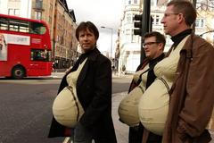 tři těhotní otcové