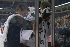 Tomáš Hertl dostal pukem do obličeje