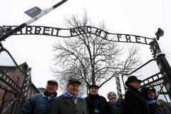 Přeživší vězni přijeli do Osvětimi připomenout památku obětí holokaustu.