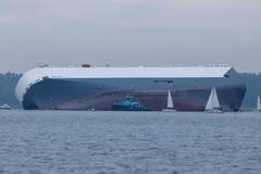 Převrácená loď Hoegh Osaka.