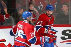 Hráči Montrealu Galchenyuk a Sekáč slaví gól