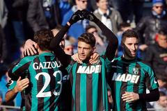 Fotbalisté Sassuola slaví gól (Berardi, Vrsaliko)