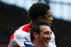 Fotbalisté Arsenalu slaví gól (Cazorla, Akpom)