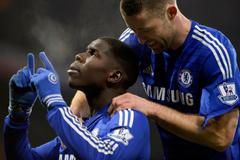 Kurt Zouma a Gary Cahill slaví gól Chelsea