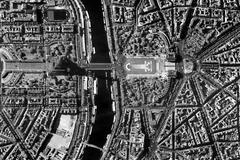 Eiffelovka ze satelitu Eros