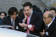 Americký velvyslanec v Jižní Koreji Mark Lippert po napadení neznámým útočníkem.