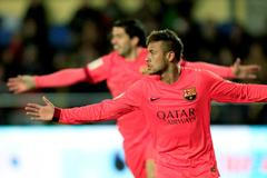 Neymar a Luis Suárez z Barcelony slaví gól v síti Villarrealu.