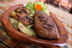 Plněná kapsa z mletého masa, to je srbská pljeskavica