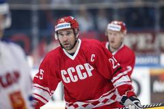Denis Zaripov v retro dresu SSSR při utkání s Finskem (2015)