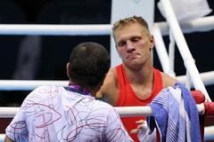 Český boxer Zdeněk Chládek bojuje v kategorii do 64 kg s Mongolem Munch-Erdene Urančimegem na OH 2012 v Londýně.