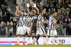 Juventus' players celebrate their win against Fiorentina at the end of  their Italian Serie A soccer match in Turin