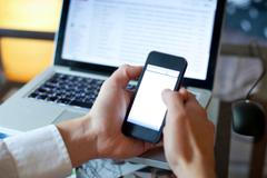 Telefonování, telefon, sms - ilustrační foto