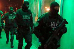 Příslušníci speciálních bosenských oddílů SIPA při zátahu v Zenici.