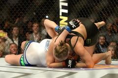 Ronda Rouseyová bije Cat Zinganovou