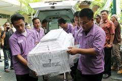 Zřízenci nesou rakev s ostatky popraveného Brazilce Rodriga Gularteho.