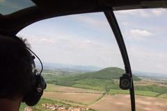 Let vrtulníkem Robinson R44 kolem hory Říp