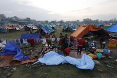 Oběti zemětřesení stanují na otevřeném prostranství v Káthmándú.