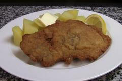 Šéfkuchař Lokálu smaží řízek na přepuštěném másle