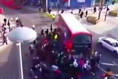 Londýňané vysvobozují cyklistu pod double-deckerem