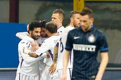 Mohamed Salah a jeho spoluhráči z Fiorentiny slaví gól do sítě Interu