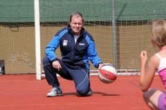 Ministr školství učí tělocvik