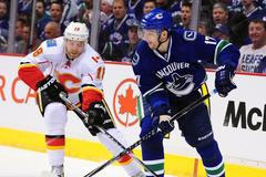 NHL, Vancouver - Calgary: Radim Vrbata (17) - Matt Stajan (18)