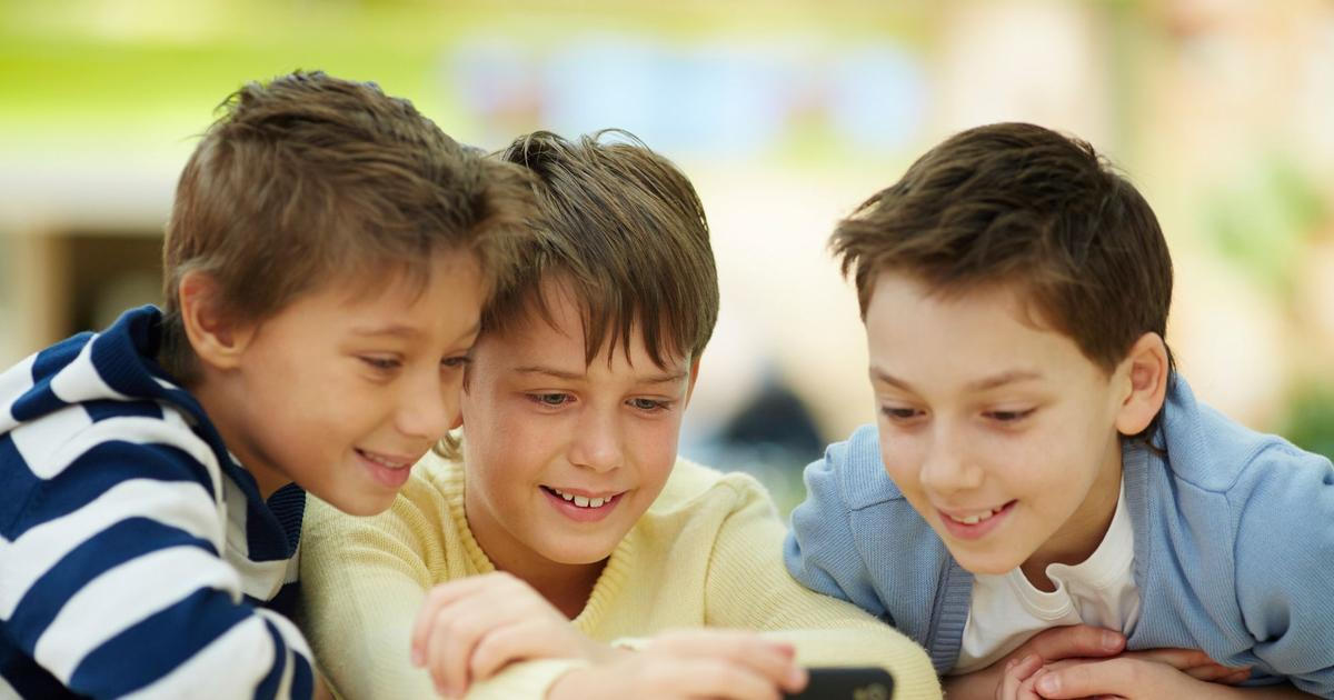 Experti vyzvali vládu k zavedení plošné regulace mobilů ve školách