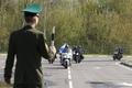 Běloruský pohraničník zastavuje členy motorkářského klubu Noční vlci.