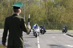 Běloruský pohraničník zastavuje členy motorkářského klubu Noční vlci.