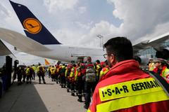 Nepál - zemětřesení - záchranáři