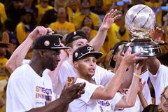 NBA, Houston-Golden State: Stephen Curry z Golden State s trofejí pro vítěze Západní konference NBA.