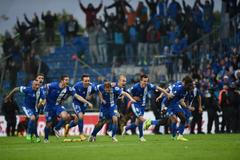 Fotbalisté Liberce oslavují zisk poháru.