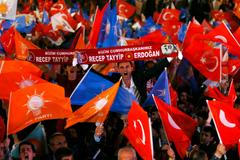 Stoupenci prezidenta Erdogana a Strany spravedlnosti a rozvoje na povolebním mítinku v Ankaře.