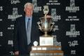 Hokejový trenér St. Louis Blues Ken Hitchcock pózuje s Jack Adams Award během předávání trofejí NHL v Las Vegas za sezónu 2011/12