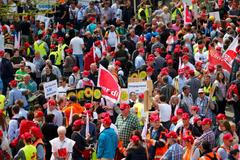 Německo horníci demonstrace Members of IG BCE union demonstrate against government's plans for climate-change fee for older fossil-fuelled power plants in Berlin