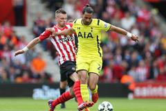 Nacer Chadli z Tottenhamu a Morgan Schneiderlin ze Southamptonu v souboji o míč