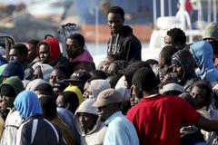 Afričtí uprchlíci v sicilském přístavu Catania.