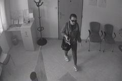 Žena vykrádá banku